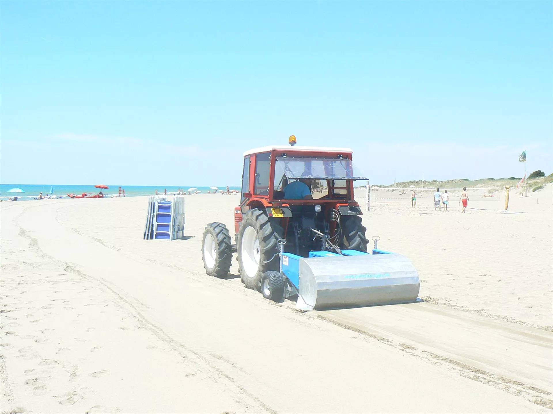 Beach Cleaning Machine Tractor Behind: P 195